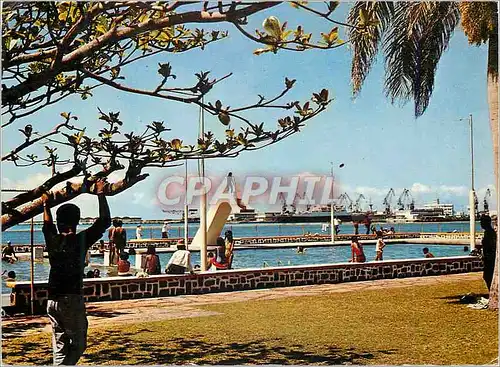 Cartes postales moderne Madagascar Piscine de Tamatave vue sur le port