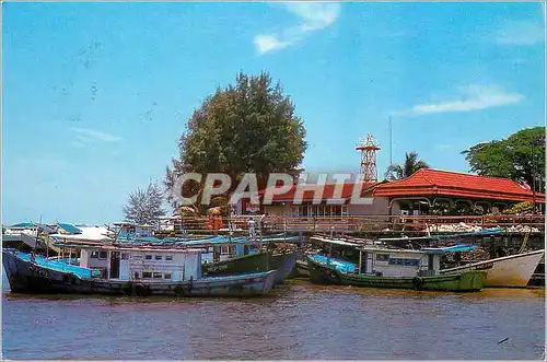 Moderne Karte Passenger and fishing boats anchored at the river mouth of Mersing jetty