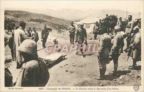 Cartes postales Campagne du Maroc Le General salue la depouille d'un heros  Militaria