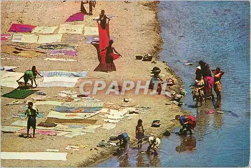 Cartes postales moderne India Drying clotes add color to a village scene