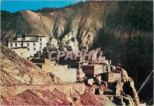 Moderne Karte Ladakh Indien Lamayuru Monastery with caves carved out of mountains Gandhi