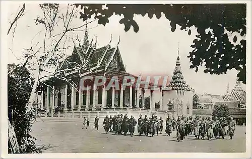 Cartes postales moderne Indochine Bonzes devant la pagode d'Argent a Pnom Penh