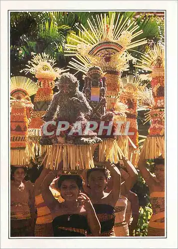 Cartes postales moderne Bali Femmes portant des offrandes
