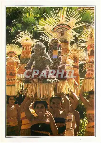 Cartes postales moderne Bali Femmes portant des offrandes
