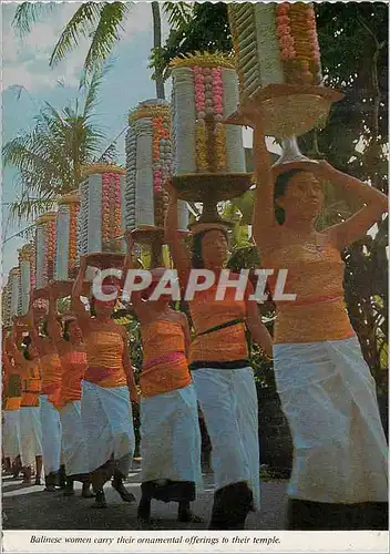 Moderne Karte Balinese women carry their carry their ornamental offerings to their temple