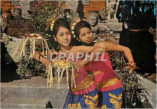 Moderne Karte Two Balinese girls performing the welcome dance