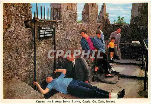 Cartes postales moderne Kissing the Blarney Stone Blarney Castle Co Cork Ireland