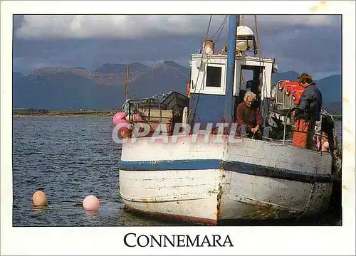 Moderne Karte Connemara Fishermen repairing their nets in Roundstone Harbour with the Twelve Pin Mountains of
