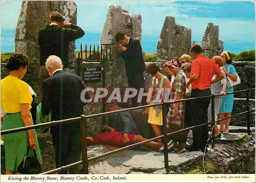 Cartes postales moderne Kissing the Blarney stone Blarney Castle Co Cork Ireland