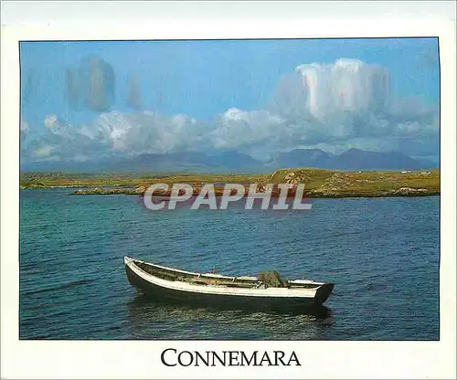 Cartes postales moderne Connemara Small traditional fishing boat in Mannin Bay near Clifden with the Twelve Pin Mountain