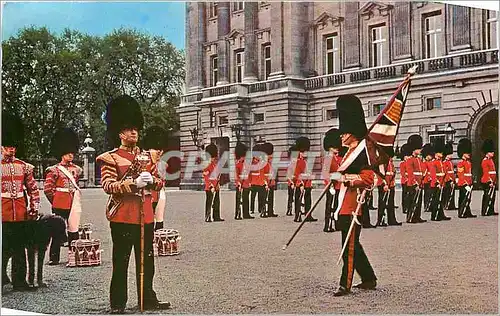 Cartes postales moderne Changing the guards ceremony at Buckingham Palace London Militaria