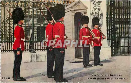 Cartes postales moderne Changing the guard at Buckingham Palace London  Militaria