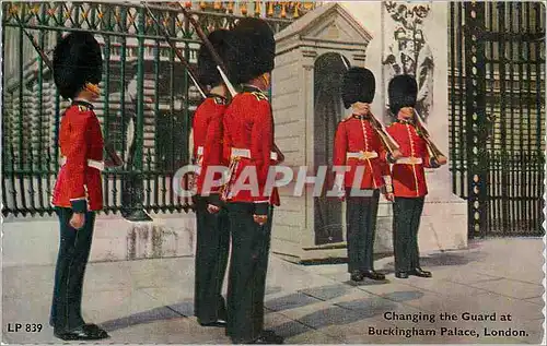 Cartes postales moderne Changing the guard at Buckingham Palace London  Militaria