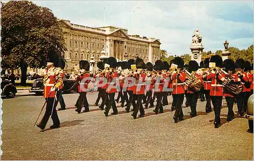 Cartes postales moderne Guard Band near Buckingham Palace London  Militaria