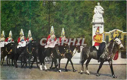 Cartes postales moderne The Queens life guard The picture shows the Guard proceeding from Knightsbridge Barracks to Hors