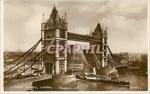 Cartes postales moderne Tower Bridge London Bateau