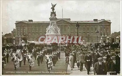 Cartes postales moderne Victoria Memorial Buckingham Palace and Guards London Militaria
