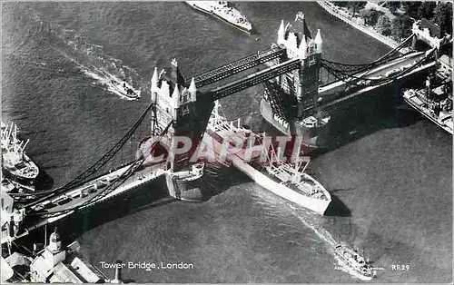Cartes postales moderne Tower Bridge London Bateaux