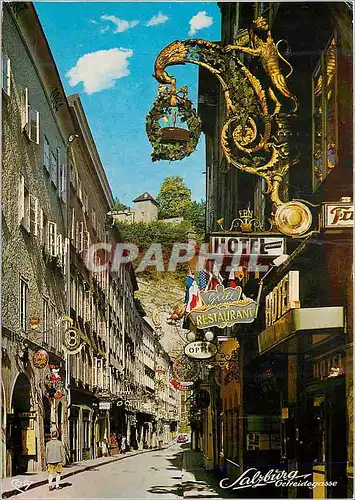 Cartes postales Malerisches Salzburg Getreidegasse Gegen Monchsberg (rue des grains) avec ses Vieilles Enseignes