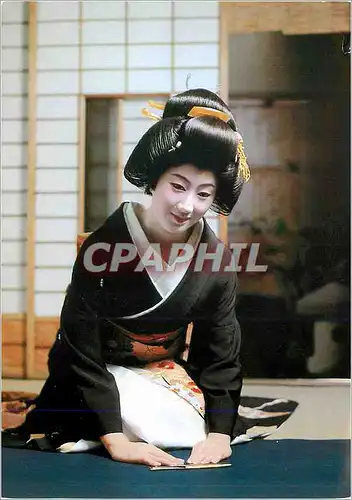 Cartes postales moderne Geisha Highly Trained Professional Entertainer of Japan is Seen With a Formal Greeting Posture K