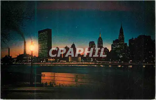 Cartes postales moderne Midlown Manhattan Skyline With United Nations Building From Across the East River