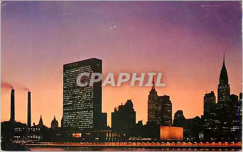 Cartes postales moderne United Nations Building at Night Wiht Empire State Building at Left and Crysler Buildingat Right