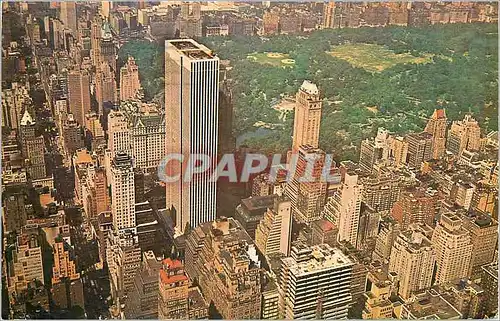 Moderne Karte The General Motors Building Surrounded by Famous Fifth Avenue Hotels and Central Park