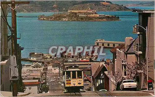 Moderne Karte Cable Car on San Francisco Hill the Cable Car climbing the Steep Hyde St Hill Alcatraz and the S