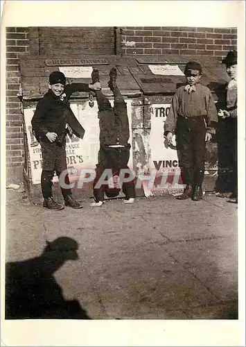 Moderne Karte Boy Standing on his Head 8th Avenue New York City