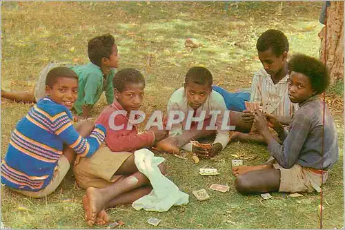 Cartes postales moderne Fnfants D'Ethiopie Jouant aux Cartes Ces Visages Ouverts Sur L'avenir Espoir d'un Peuple