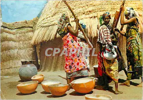 Cartes postales moderne Du Pole Nord au Pole Sud Femmes Pilant le Manioc Ghana