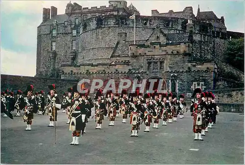 Cartes postales moderne The Castle Edinburgh The pipe band of the 1st battalion Black watch Militaria