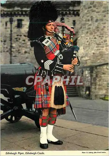 Cartes postales moderne Edinburgh Piper Edinburgh Castle Folklore