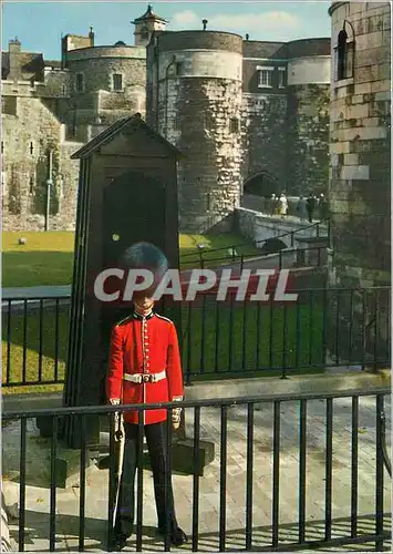 Cartes postales moderne Guardsman Outside Tower of London Folklore Militaria