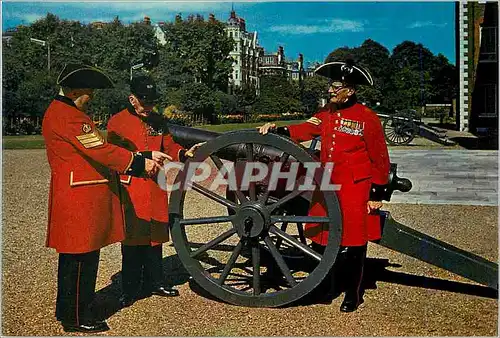 Cartes postales moderne Chelsea Pensioners London Militaria