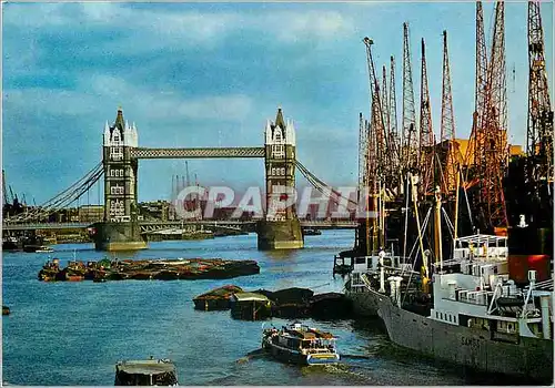 Moderne Karte The River and Tower Bridge From London Bridge Bateaux