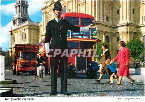 Cartes postales moderne City of London Policeman Autobus Folklore