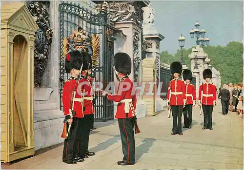 Cartes postales moderne Changing the Guard Buckingham Palace Militaria