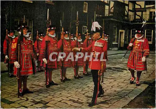 Cartes postales moderne Yeomen Warders at the Tower of London Militaria