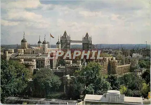 Cartes postales moderne The Tower and Tower Bridge from the Port of London Authority Building