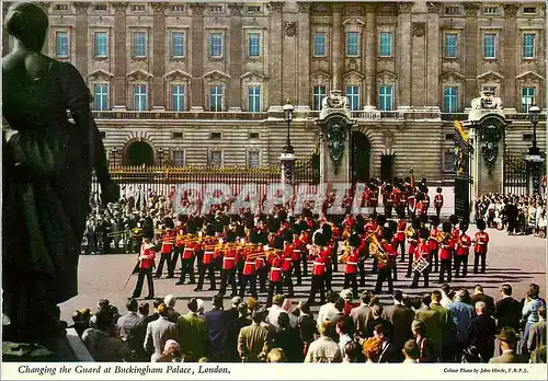 Cartes postales moderne Changing the Guard at Buckingham Palace London Militaria