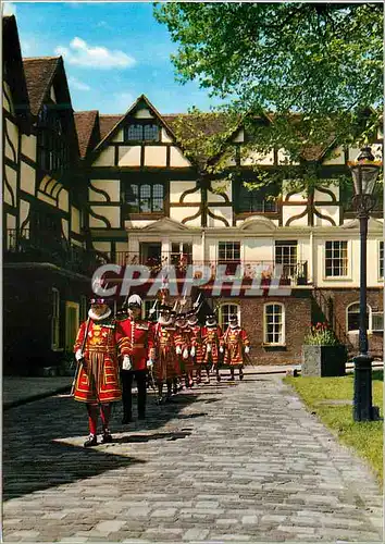 Moderne Karte Tower of London Yeomen Warders on Church Parade Moving off Queen's House Militaria