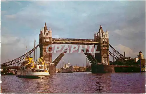 Cartes postales moderne Tower Bridge London Bateau