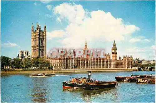 Cartes postales moderne The Houses of Parliament on the Bank of the Thames at Westminster Bateau