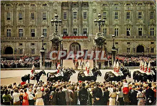 Cartes postales moderne HM The Queen at the Entrance to Buckingham Palace After the Ceremony of Trooping the Colour Mili