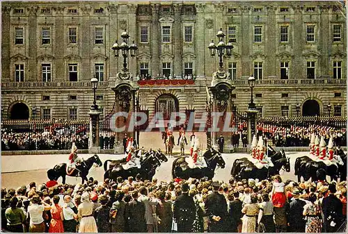 Moderne Karte HM The Queen at the Entrance to Buckingham Palace After the Ceremony of Trooping the Colour Mili