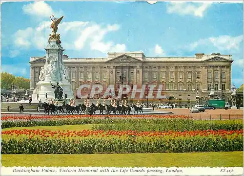 Cartes postales moderne Buckingham Palace Victoria Memorial With the Life Guards Passing London Militaria