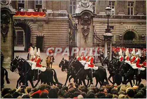 Cartes postales moderne The Life Guards Riding Past HM The Queen at Buckingham Palace Militaria