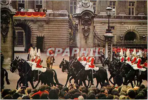 Moderne Karte The Life Guards Riding Past HM The Queen at Buckingham Palace Militaria