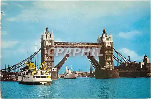 Cartes postales moderne Tower Bridge London Bateau